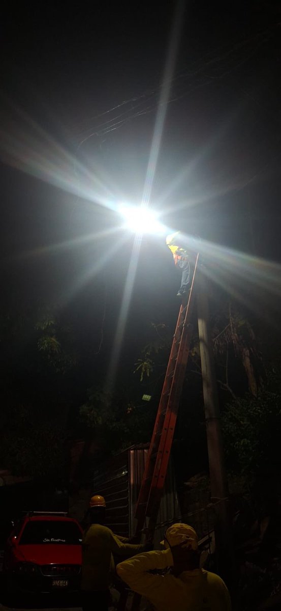 Nuestros equipos se encuentran en la zona realizando la reparación de luminarias en la colonia San Judas, en San Salvador Centro.