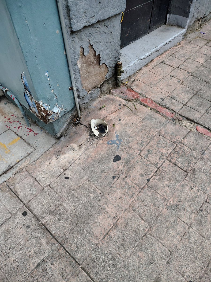 bris_marimb's tweet photo. @mauriciotabe @MHcesac  Solicito apoyo para retirar vidrios que se encuentran a un costado de la EBDI 46 en Lago Cuitzeo. Es un peligro para niños y transeúntes, llevan muchos meses ahí! https://t.co/NeKieU4Zpb