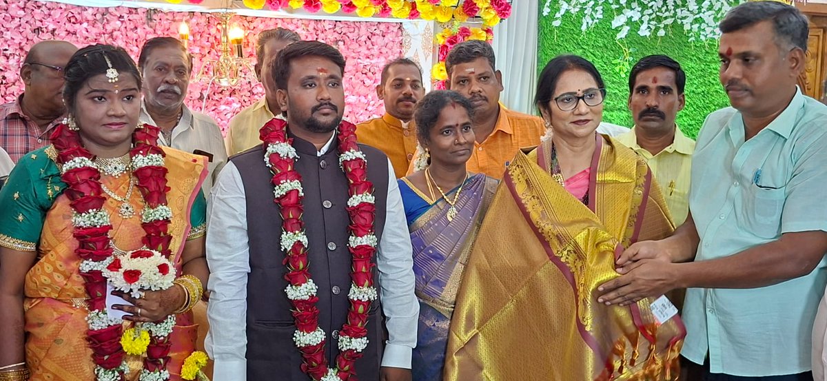 கடலூர் மாவட்டம் நெய்வேலியில் பாமக மாநில செயற்குழு உறுப்பினர் வீரப்பன் ஆனந்தி இல்ல திருமண விழாவில் கலந்து கொண்டு V.அரவிந்த்ராஜ் -G.ரம்யாகிருஷ்ணா  மணமக்களை வாழ்த்தினேன்.!

ஸ்ரீ காந்தி இராமதாசு 
செயல் தலைவர்,பாட்டாளி மக்கள் கட்சி 
தலைவர்,பசுமைத் தாயகம்

#PMK #DrAyya