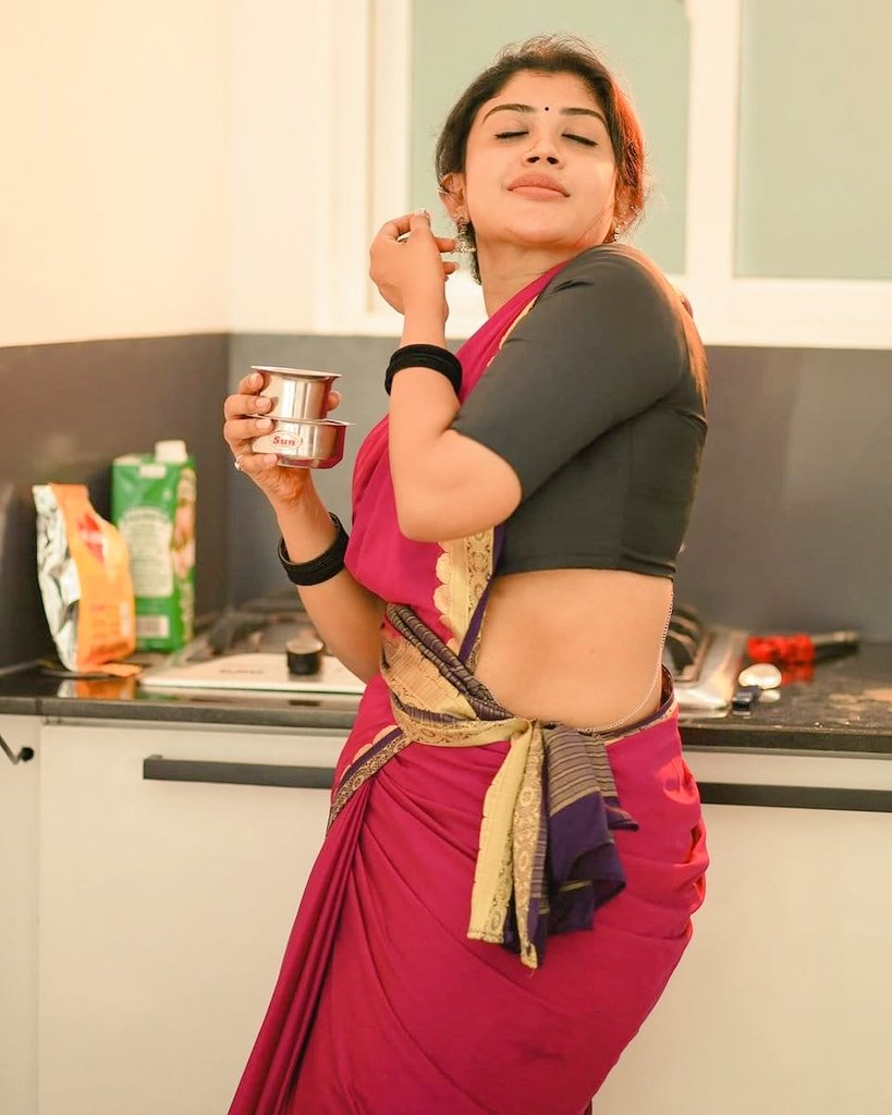 वक़्त को थोड़ा और खुशनुमा बनाते हैं , 
आइए आपको अदरक वाली चाय पिलाते हैं...!! ☕😋