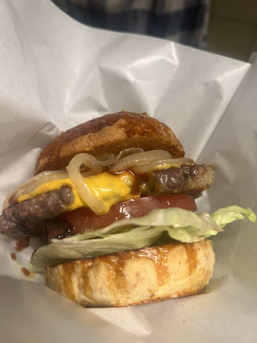 magariburger88's tweet photo. 本日も営業します。
真摯に鉄板に向き合い、心を込めてビルドします！

今日の一番うまい一口を用意してお待ちしてます🍔🔥

#ランチ
#ハンバーガー
#大山
#大山西町
#板橋区
#マガリバーガー https://t.co/8KGp3LkRcI