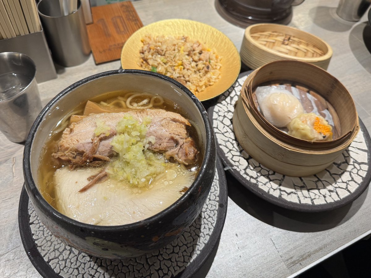 chinean20's tweet photo. 誰かにラーメン行こ〜って言われないと行けないくらいラーメン欲落ち着いた。

食べたい気持ちはあるっちゃあるけど、一人で行くほどでも無くなっちゃってなんかめんどいんだよなー😩💨

昨日食べたラーメン
人類みな麺類とエスサワダ https://t.co/tFLA2s35jE