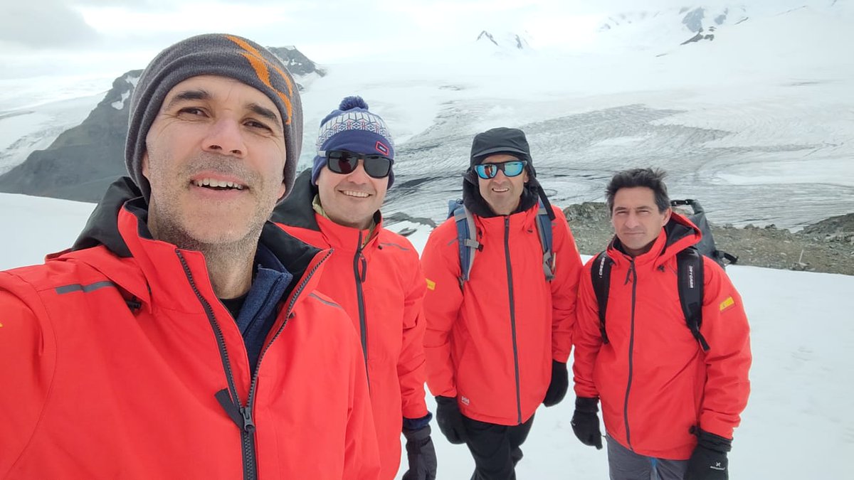 aemet_antartida's tweet photo. En pleno ecuador de la Campaña Antártica vivimos el solape entre predictores y técnicos, un momento clave para compartir experiencia. ❄️🌬️🌊🌧️🧊

#GrupoAntártico #AEMET #CampanaAntártica #LivingstonIsland https://t.co/sfhku8WEZE