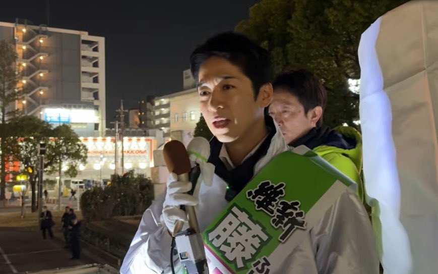 fumi_fuji's tweet photo. 昨夜、たった一度だけ地元・大阪12区に戻ることができました。香里園駅で数百人の皆さんが集まってくださり、温かい声援と激励の嵐に胸が熱くなりました。全国を飛び回り、地元で活動できないもどかしさは大きいですが、支えてくださる皆さんへの感謝はそれ以上に深いです。
厳しい戦い。でも、日本維新の会には絶対に果たさなければならない役割がある。
残り2日、全身全霊で走り抜けます！
皆さんの力で、この思いを全国に届けてください！