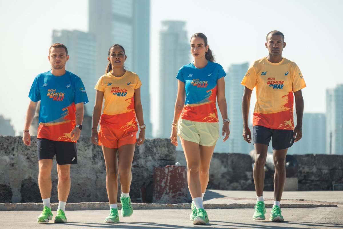 ¡Listos para la novena edición de la Media Maratón del Mar! 🌊 Estas camisetas Asics las lucirán los corredores para la gran salida. ¡Qué emoción ver el mar y la energía de todos!  ¡No te imaginas la experiencia de correr en este evento! Corre con nosotros y vive la fiesta.