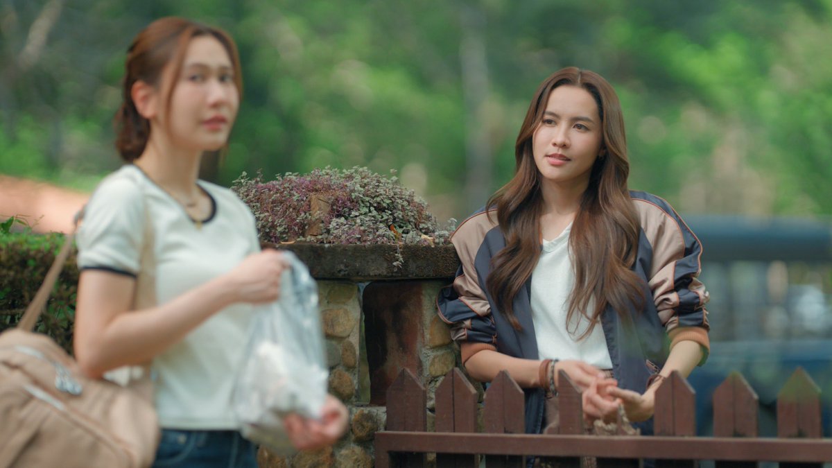 🔥 : ในบรรดาพี่ดิน พี่น้ำ พี่ลม แล้วก็พี่ ใครหน้าตาดีที่สุดในบ้าน 😎
🌱 : เอาแบบไม่เข้าข้างนะ
🔥 : ใช่ เอาแบบจริงใจเลย
🌱 : ก็ต้องเป็นคุณลมสิ 
🔥 : 😔☹️😩🥹😭

THE FIRE Q17 SHOOTING
#โซ่รักอัคนีคิว17