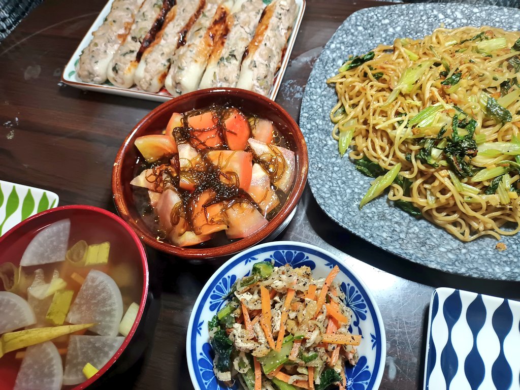 セロリは立春の薬膳
セロリと桜海老で焼きそばにしてみました。とはいえ暦の上では春というけど現在はまだ冬本番。焦らずまだまだ冬の薬膳が良さそう。

肉詰め竹輪
セロリ焼きそば
もずく酢トマト
大根と自家製小梅のスープ
切干大根と小松菜人参の和えもの
#二十四節気