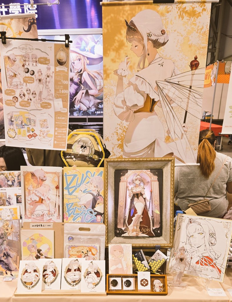 速報～
阿鼠在V12已經設好攤了！！真的是塞好塞滿🤣
畫重點：
來看紙雕燈光畫＞4點看Hachi表演
（留一個位置給我🥹
然後！今天有帶胖蜂來！！！！
等等見喔～
#FF46 #蜂蜜堅果