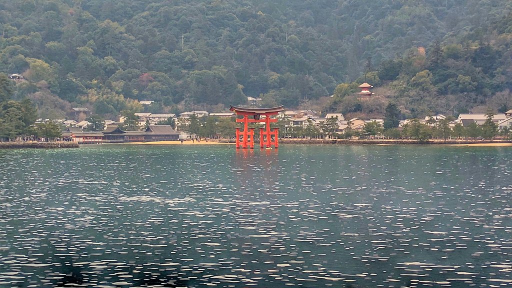 boakira's tweet photo. 久しぶりの広島宮島訪問。
比較的暖かくて天気も良いので鹿ちゃんもオネムです😊

#広島 #宮島 #巌島神社
#大鳥居 #世界遺産 #日本三景
#宮島の鹿 https://t.co/lZJZINXpcC