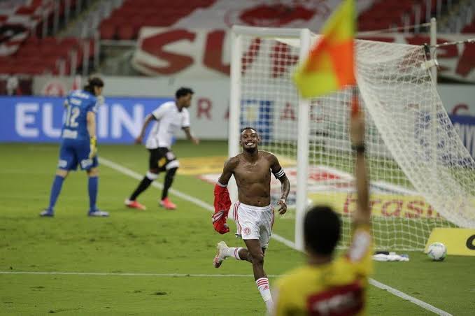 quando eu pesquiso quantos anos o CR7 tá fazendo hoje aparece essa imagem, alguem sabe por que?