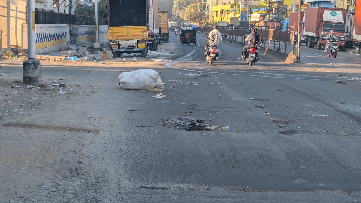 <a href="/GBAChiefComm/">Maheshwar Rao.M, IAS</a> <a href="/BBMPSWMSplComm/">BBMP_SWM Cell</a> 
Right infront of waste recycling plant in Binnypet, waste collection autos keep dropping waste on the road, pls ask them too clean the Binny mill road