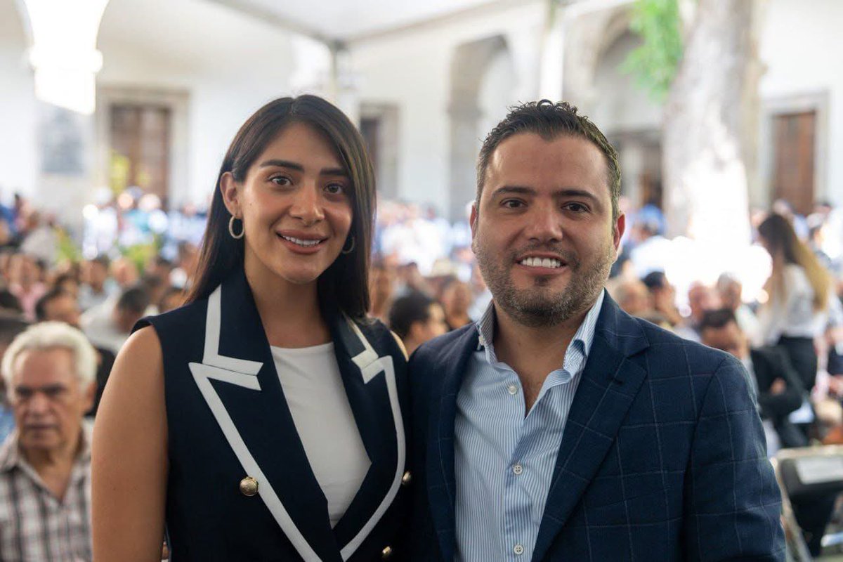 CarlosTorresF_'s tweet image. Esta es otra foto del narco alcalde ligado al un cártel sanguinario y la regidora morenista @juncalssolano.

No le vayan a dar RT porque anda borrando sus fotos con el narco alcalde.

Repito, no le den RT.