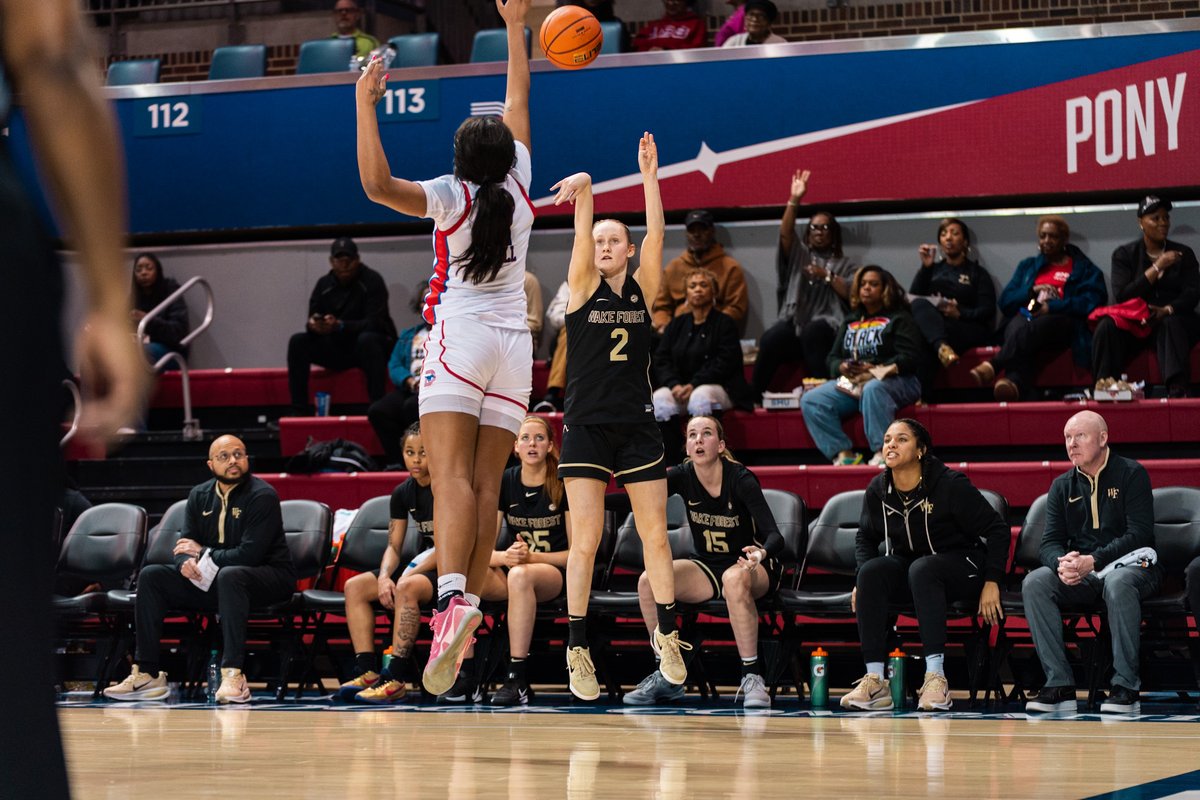 WakeWBB's tweet photo. Clutch at the line 🥶

Deacs in front. https://t.co/uGmDl3yb1j