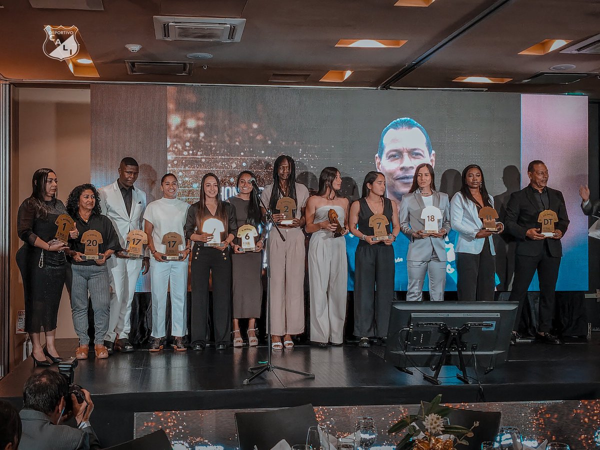 Felicitaciones a las jugadoras y a nuestro técnico por su distinción en el 11 Ideal 2025 de Acolfutpro. Su valioso aporte queda escrito para siempre en las páginas doradas del Deportivo Cali Femenino ⭐💚🙌