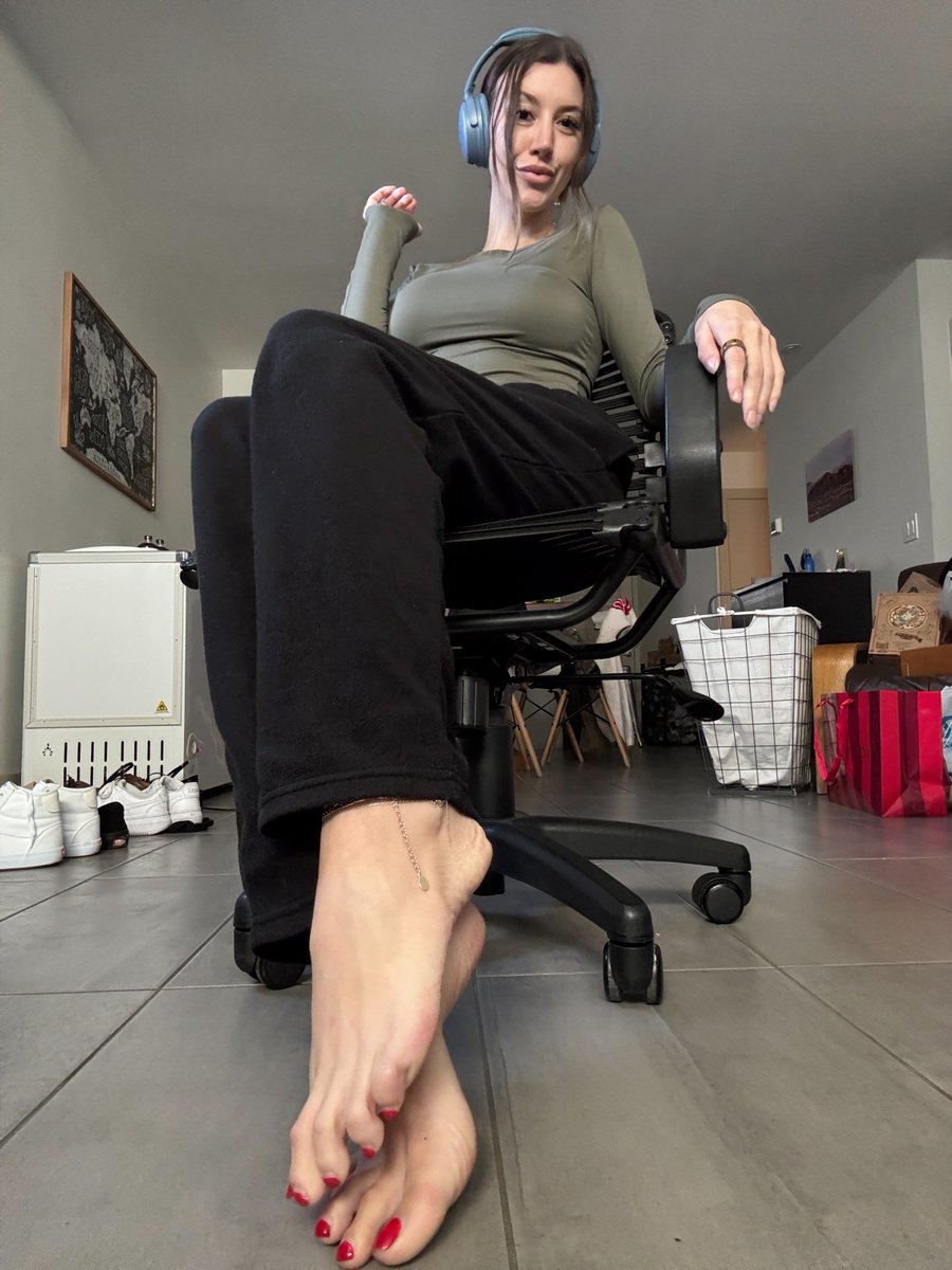 Guess what everyone’s staring at 👣