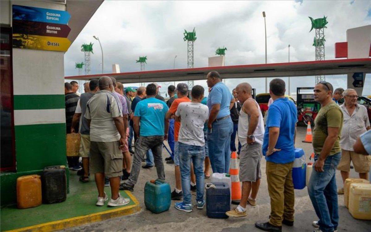 agusantonetti's tweet image. 🇨🇺 | URGENTE — Cuba suspende toda la venta de gasolina a civiles.

El régimen lo está anunciando a nivel provincial para no alertar protestas a nivel nacional.

Se procederá a un control de matriculas de todos los autos que estén en la calle.