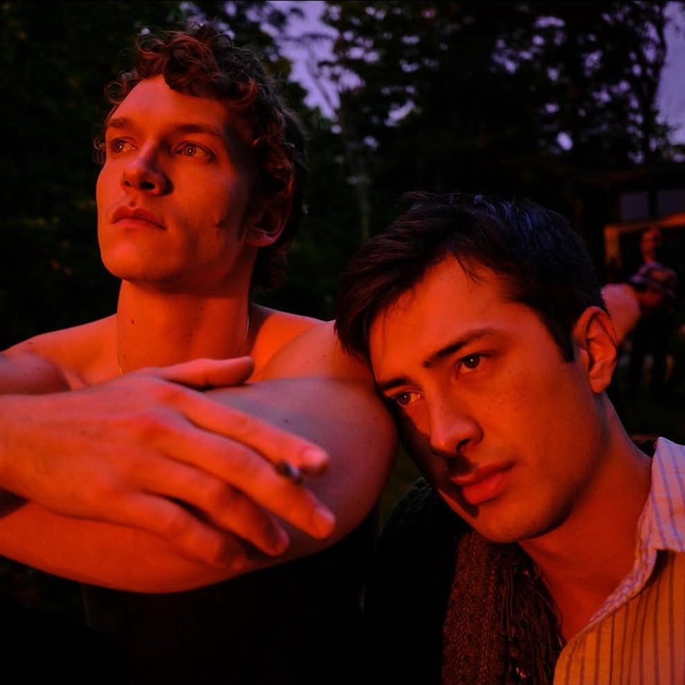 seriesemcena's tweet image. Na Rússia, ser fã de “Heated Rivalry” pode ir muito além do entretenimento. Por causa das rígidas leis contra conteúdos ligados à comunidade LGBTQ+, declarar publicamente admiração pela série pode resultar em punições severas. Mesmo assim, o romance entre dois jogadores de hóquei…