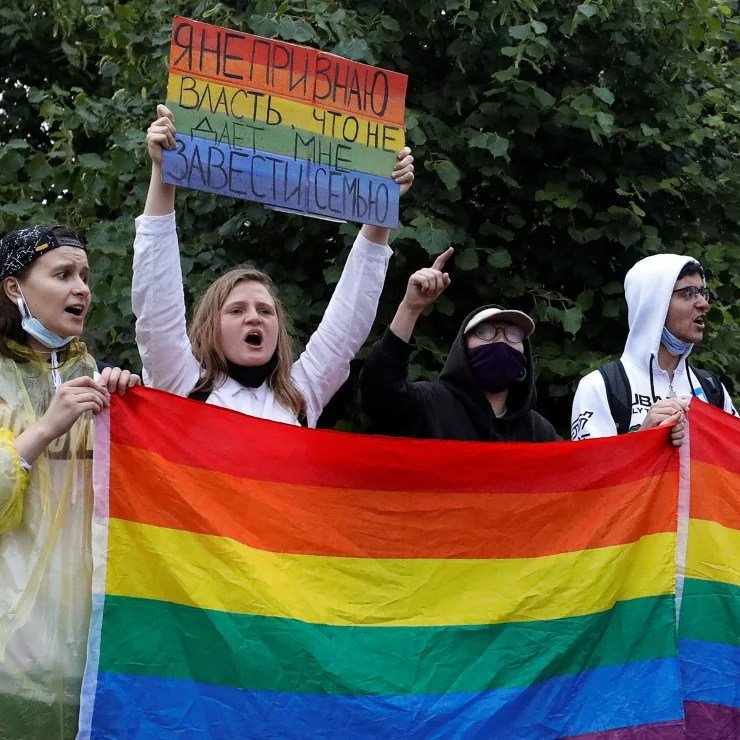 seriesemcena's tweet image. Na Rússia, ser fã de “Heated Rivalry” pode ir muito além do entretenimento. Por causa das rígidas leis contra conteúdos ligados à comunidade LGBTQ+, declarar publicamente admiração pela série pode resultar em punições severas. Mesmo assim, o romance entre dois jogadores de hóquei…