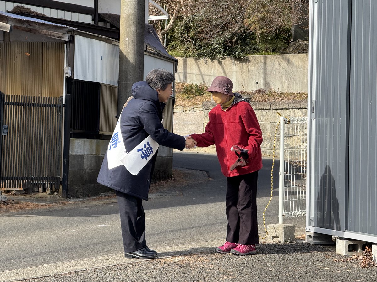 noiehoie's tweet photo. 各地の候補者を応援するため全国を飛び回っていた安住淳は選挙戦最終2日目でようやく自分の選挙区に戻れた。

時間はない。

限られた時間の中で一人でも多くの有権者に会うために自分の足で走り回ると決めたらしい。

あの安住淳が走っている。これが民主主義の最前線だ。 https://t.co/lNixZ3NpjW