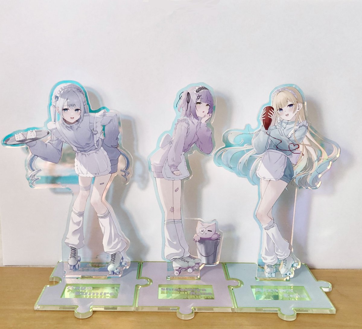 VGGCで頒布するアクスタの見本届いた! めちゃかわ!!オーロラもきれいに色出てます!✨📷台座も今回連結できるようにしてみました! 