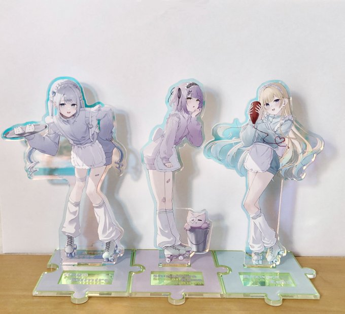 VGGCで頒布するアクスタの見本届いた! めちゃかわ!!オーロラもきれいに色出てます!✨📷台座も今回連結できるようにしてみました! 