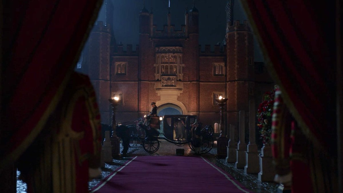 coughlansgirl's tweet image. acabei de rever o ep 4 da s3 e percebi que, nao importa quanto tempo passe, eu SEMPRE vou enfiar a cara no travesseiro e dar gritinhos quando a carruagem da penelope sai e a camera continua parada e aí o colin aparece na saída do baile correndo aaaadkdjakksjsaldk