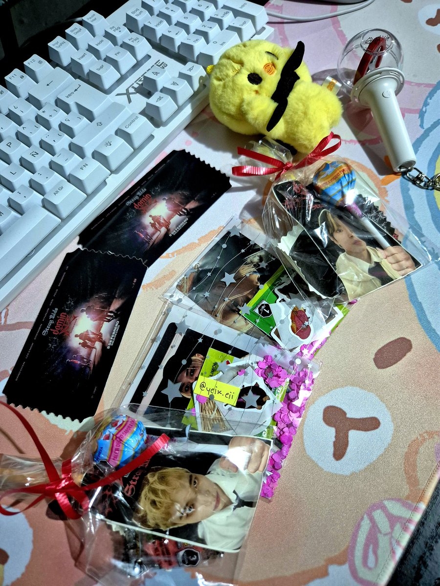 itsawaterfalll's tweet photo. Una experiencia muy grata, con emociones a flor de piel, gracias STAYs que me regalaron cosas 💕 https://t.co/pQZpPh5q8s