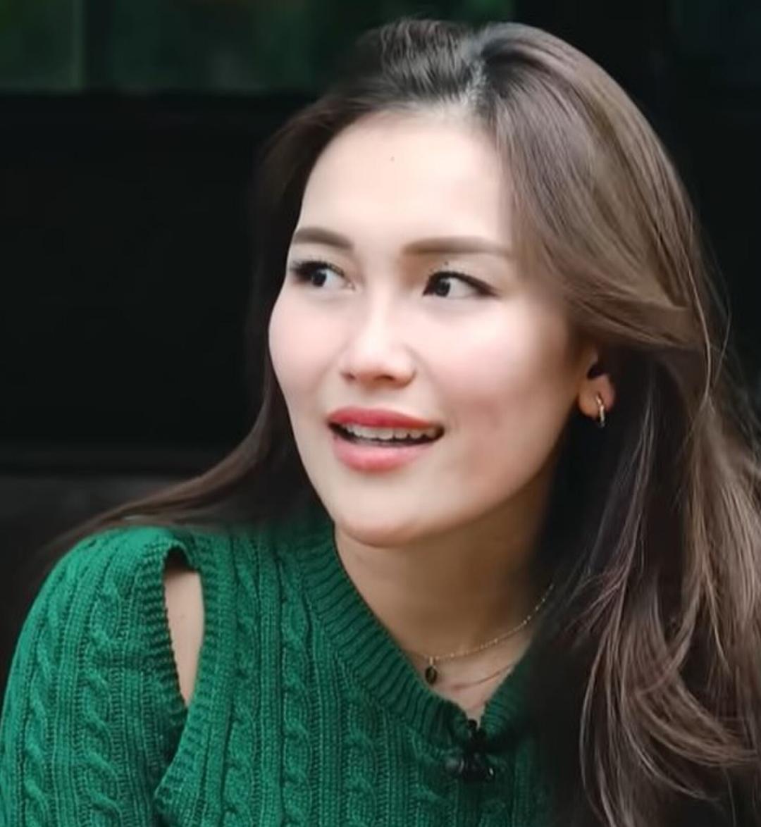 🇮🇩 Countries with the most Indonesians:

1. 🇲🇾 Malaysia: 10,000,000
2. 🇳🇱 Netherlands: 1,700,000
3. 🇸🇦 Saudi Arabia: 1,500,000
4. 🇸🇬 Singapore: 500,000
5. 🇿🇦 South Africa: 300,000
6. 🇹🇼 Taiwan: 300,000
7. 🇯🇵 Japan: 230,689
8. 🇭🇰 Hong Kong: 200,000
9. 🇺🇸 United States: 145,031
10.