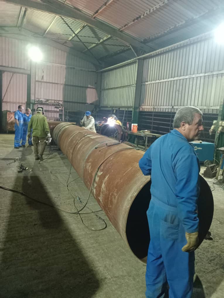 Los petroleros y brigada de ZETI desafían las condiciones climáticas y trabajan para culminar la tarea de fabricación de las chimeneas y así continuar nuestras producciones. 
#PetrolerosPorCuba
<a href="/RefSergioSoto/">Refinería de petróleo Sergio Soto</a>