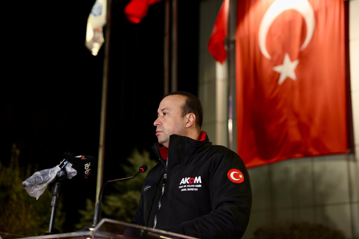 VolkanDemir_PhD's tweet photo. Tam 3 yıl oldu... Mevsimler değişti, takvimler ilerledi ama o sabah yüreğimize düşen yangın hiç sönmedi.

Bu sabah 04:17’de AKOM’da, İBB 2. Başkan Vekilimiz Sayın Gökhan Gümüşdağ ve en zor anlarda bölgeye koşan fedakâr çalışma arkadaşlarımızla bir araya geldik. Kaybettiğimiz canlarımızı dualarla, dinmeyen bir özlemle andık.

Biz o gün sadece bir felaketi değil, milletçe kenetlenmenin ne demek olduğunu da yaşadık. 90 bin İBB emekçisinin katkısıyla Hatay’da yeniden inşa edilen "İBB Emekçileri Lisesi", bu kardeşliğin ve vefanın en somut nişanesidir.

Yitirdiğimiz her bir cana, yarım kalan her bir hayale borcumuz var: Şehirlerimizi dirençli, insanlarımızı güvende kılmak için durmadan çalışacağız.

Kaybettiğimiz canlarımıza Allah’tan rahmet diliyorum. Ruhları şad olsun.

Unutmadık. Unutturmayacağız.