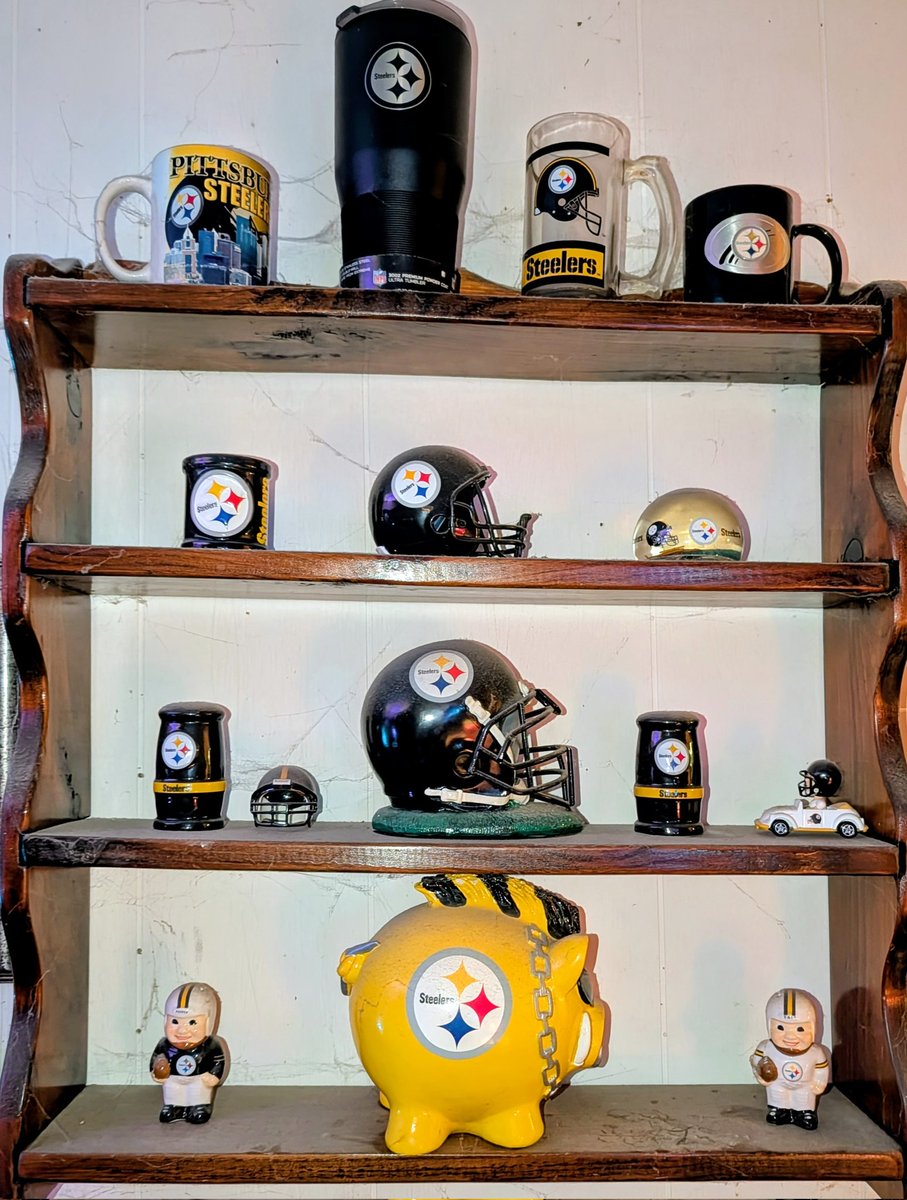 ChristianRumen9's tweet photo. @ScottFerrall I wanted to show you one of my wall decorations. 🏉 https://t.co/3cQwP1kWq3