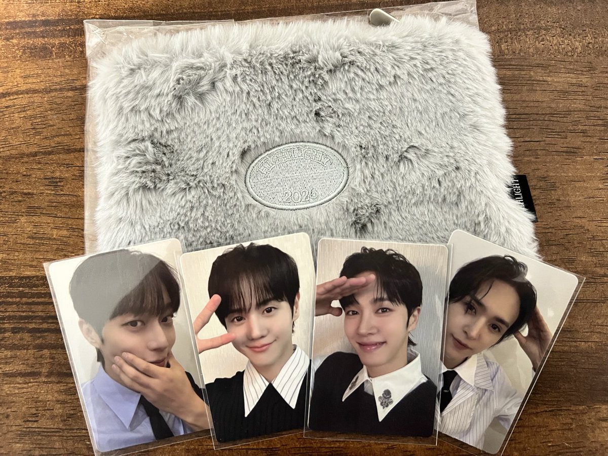 BoiceGeek's tweet photo. Got my 2nd batch, d pouch is soo pretty like so sayang to use it and Gikwang’s black POB too hot too handle
Thank you @MYByulight @YysBellediane @light_ell #yysbellefeedback #mbyulightfeedback
#pasarhighlight #DUJUN
#GIKWANG #HIGHLIGHT #YOSEOB
#DONGWOON #BEAST #HIGHLIGHTXBEAST https://t.co/mN88Z1zWe8