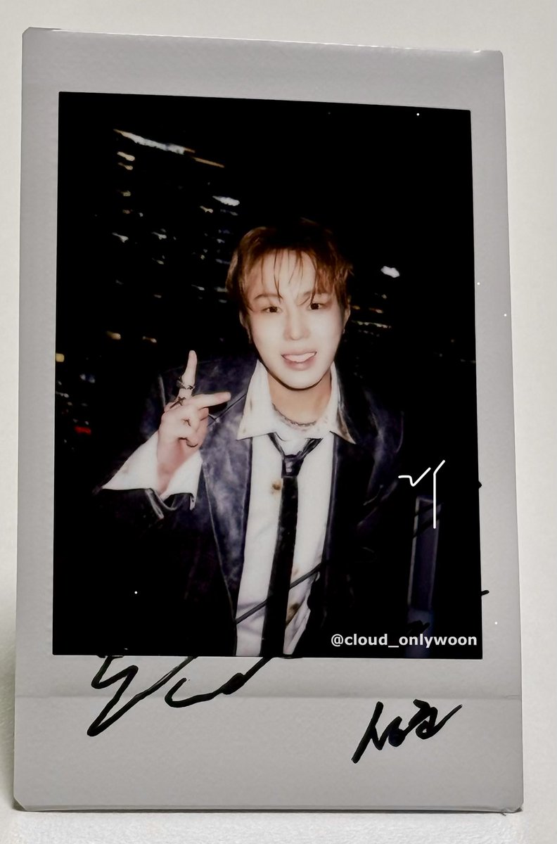 하성운 Tell The World
서울뮤직 이벤트 사인 폴라🩵

드디어 나도 나없폴 탈출ㅠㅠ
✌🏻하고 웃는 성운이 넘 예쁘다❤️

#하성운 #HASUNGWOON 
#서울뮤직 #서울뮤직이벤트
<a href="/gooreumseng/">하성운</a> <a href="/SeoulmusicO/">seoulmusic.official</a>