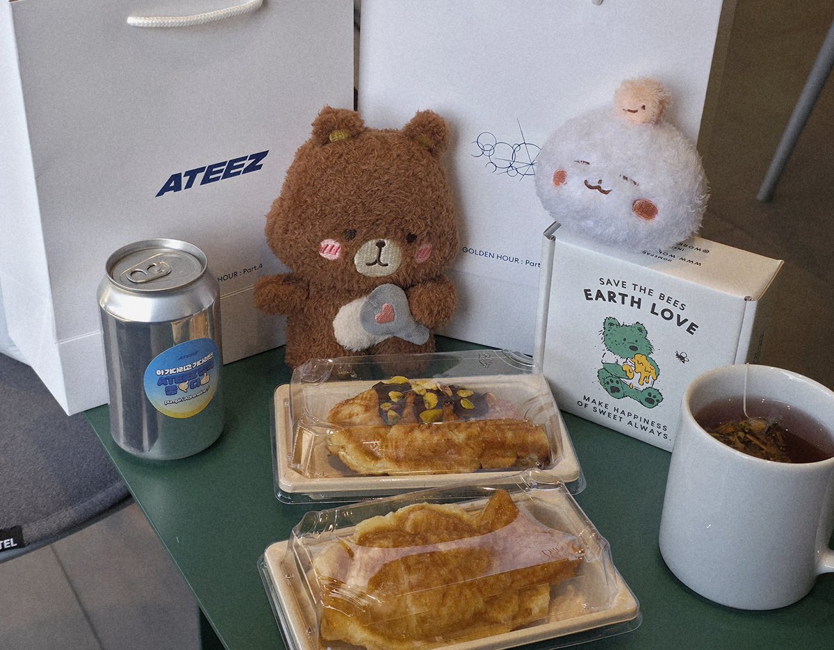 260206 뮤뱅 사녹 역조공
붕어빵 2개 + 캔음료
프로폴리스 캔디, 스프레이
👉 센스 무엇… 다 맛있고 귀여워요 ㅠㅠ