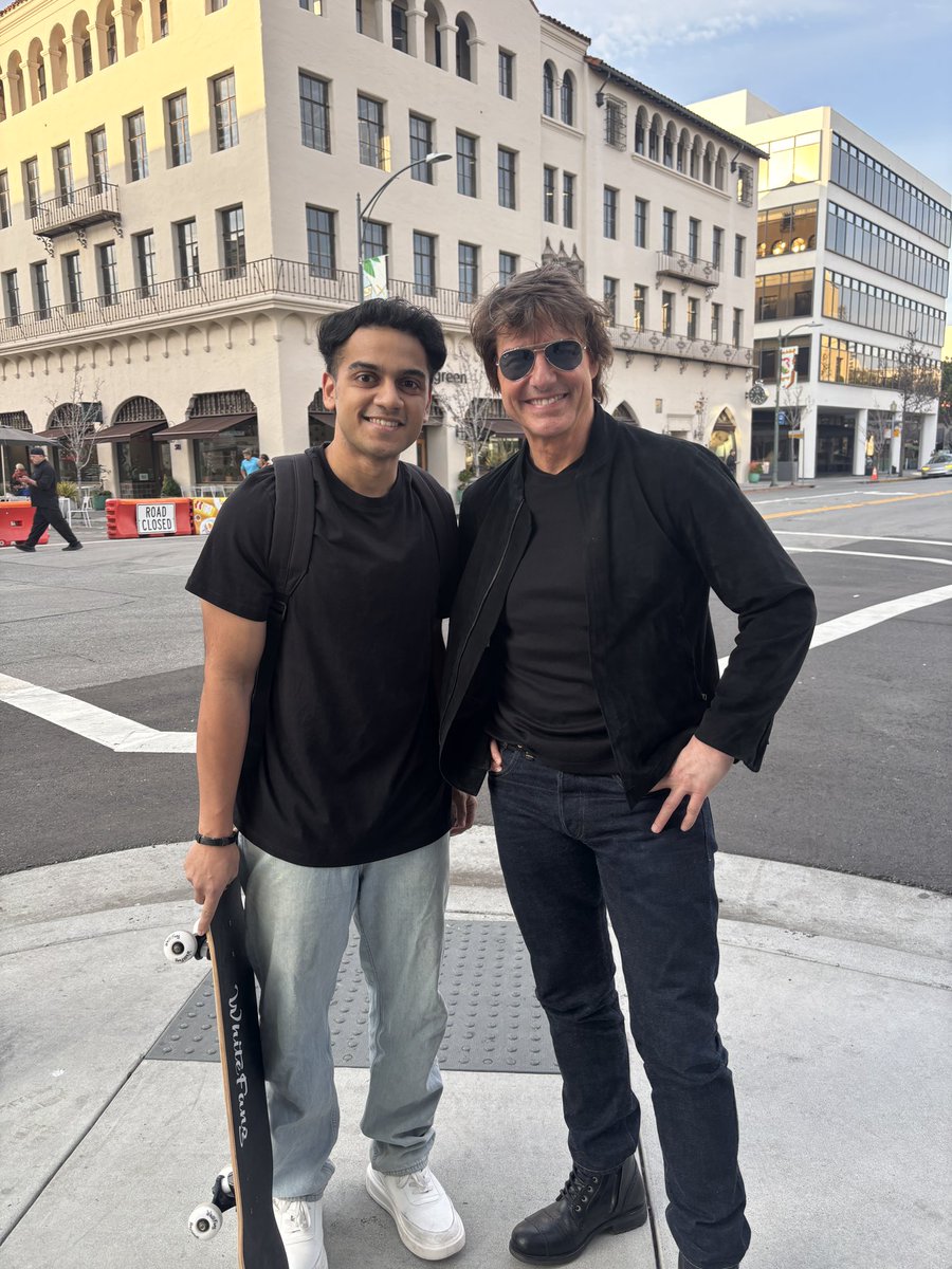 SovitN41884's tweet image. No way I met tom cruise!