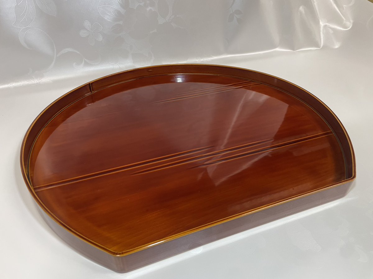 春慶塗 会席膳 5枚組】 檜を曲げの技術を使い半月をかたどった逸品です