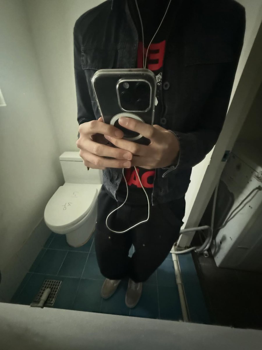 누가 같은 팀 아니랄까봐 비슷하게 생긴 옷 입고 사진도 비슷하게 찍는거 진짜 웃기지마ㅠ