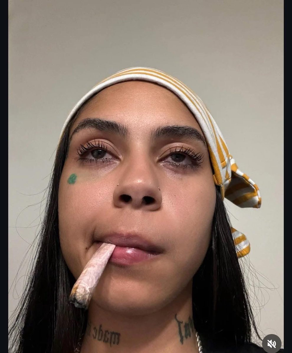layxsnv's tweet photo. Me tryna figure out if im the problem or if everybody got me fucked up https://t.co/rdEJBeorsy