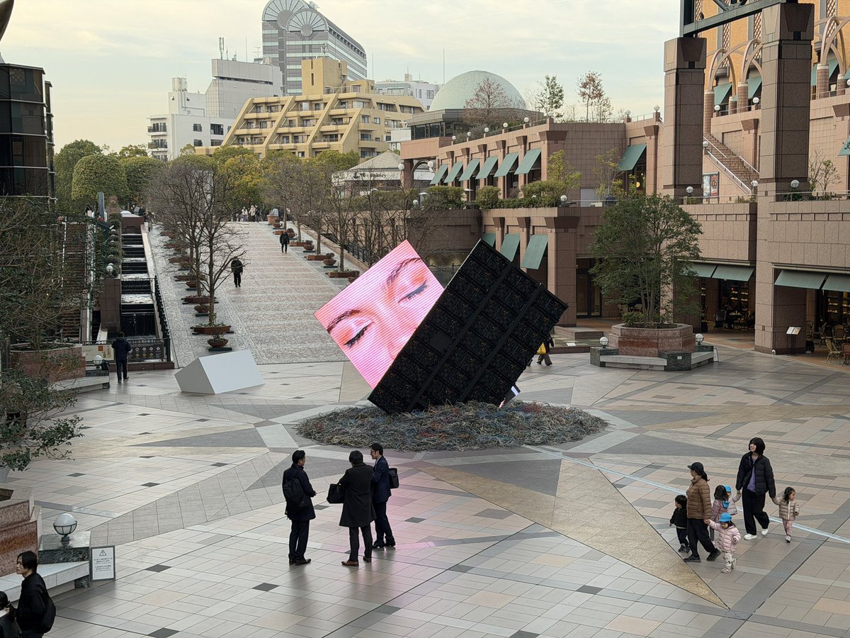 nobi's tweet photo. « Kiss, or Dual Monitors 2026»
| exonemo
昨夜からスタートした #恵比寿映像祭
恵比寿ガーデンプレイスの中央広場には @1000b ら #エキソニモ の巨大作品が、このモニターにキス顔で登場したい!という勇気のある人は東京都写真美術館 @topmuseum 内で撮影してもらえます! https://t.co/36kFdpCKNS