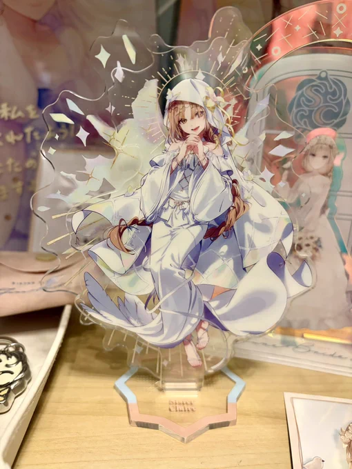 そしてリゼ様とクレアさんの周年グッズが洗ってたら届いたので飾るなどっ めちゃ良き〜