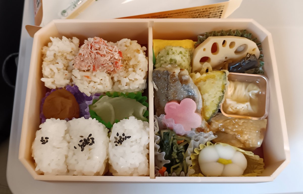 只今、上京中。
楽しみの駅弁タイムに洒落込みました。
今回は、車窓食堂シリーズ｢日本の味博覧｣弁当を召して見た。
この花を形取った白いのはカマボコ？いや饅頭かっ！！
デザートをいきなり食ってしまった。しかも旨い
卵焼きは甘みを抑えつつ出汁の風味を感じさせるのが実に旨いです。
(๑´ڡ`๑)