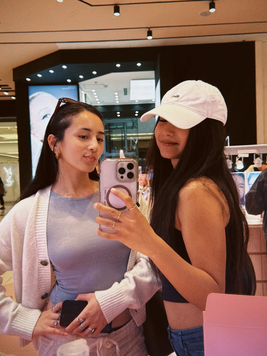 hyaselyse's tweet image. the duality of krisshya &amp;gt;&amp;gt;&amp;gt;