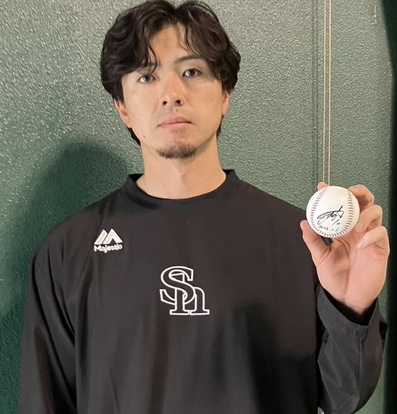nishispo_hawks's tweet image. 【逆バースデープレゼント!!】

2/6にキャンプ地で32歳の誕生日を迎えた上沢直之投手が、西スポWEB OTTO!の読者のために直筆サイン入りボールを用意してくれました。

誕生日の日付入りのこの貴重な直筆サイン入りボールを1名にプレゼントします。

【応募方法】