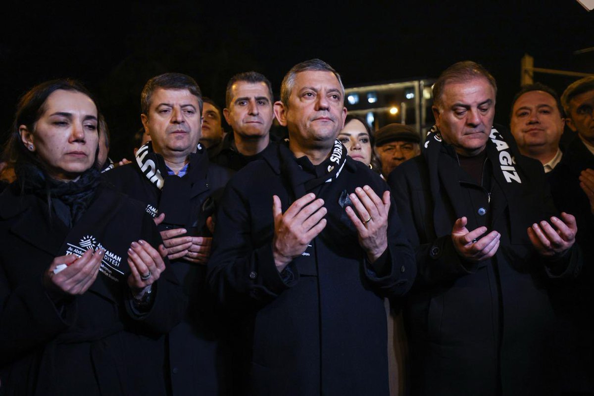 Adıyaman’dayız.

Acının saati 04.17’de kaybettiğimiz canlarımız için hep beraber yürüdük, dualar ettik.

6 Şubat depremlerinin yıl dönümünde yitirdiğimiz tüm vatandaşlarımızı rahmetle anıyorum.

Hâlâ aynı sızıyla, hâlâ bir arada...