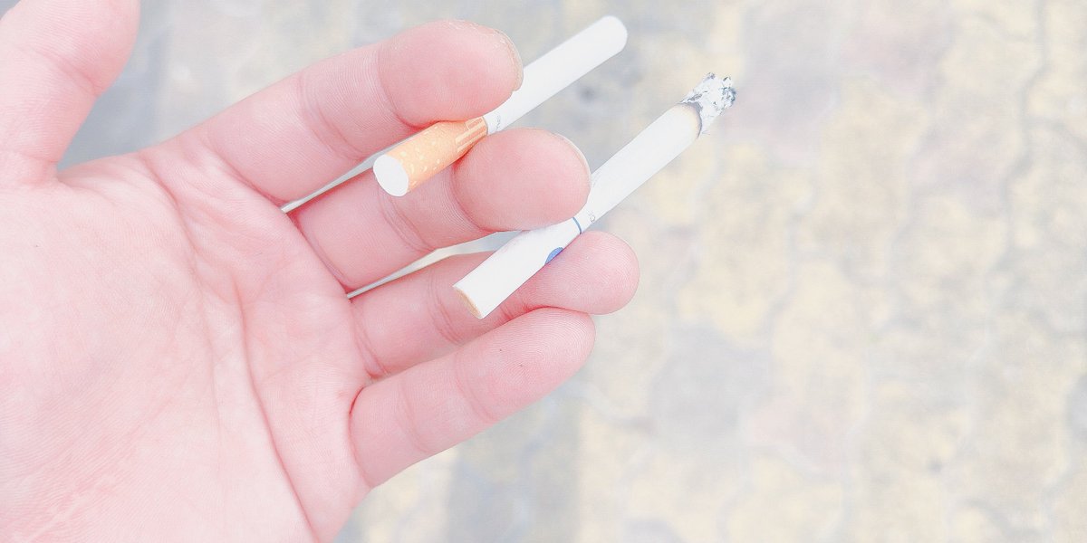 SSRITMR's tweet image. 多忙なヤニカスなので、１本目を吸い終わって最短時間で２本目に火をつけらるように準備してる