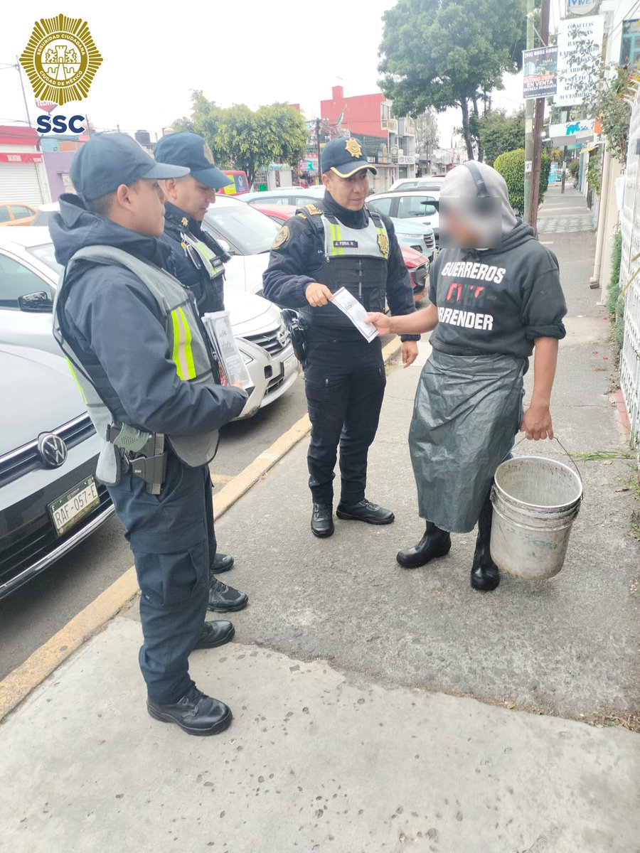SSC_CDMX's tweet photo. #ColoniasSeguras | Vecinas y vecinos de la colonia #NarcisoMendoza, en la alcaldía @TlalpanAl, conversan con oficiales del sector #Coapa para compartir sus inquietudes en materia de seguridad, esto durante los recorridos que realizan los oficiales de manera permanente como parte del programa #LaPolicíaCercaDeTi.
#ZonaSur #JefaDeGobierno @ClaraBrugadaM