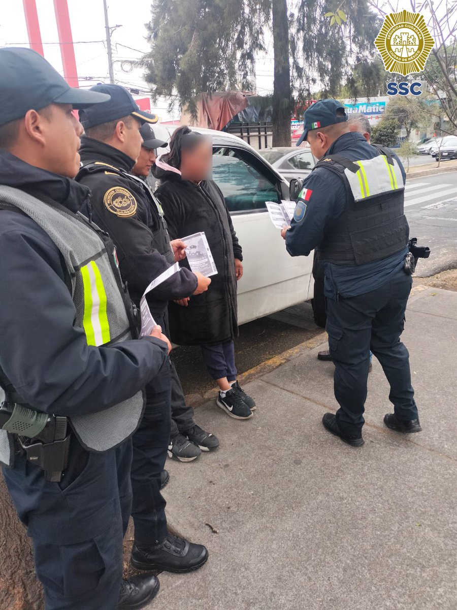 SSC_CDMX's tweet photo. #ColoniasSeguras | Vecinas y vecinos de la colonia #NarcisoMendoza, en la alcaldía @TlalpanAl, conversan con oficiales del sector #Coapa para compartir sus inquietudes en materia de seguridad, esto durante los recorridos que realizan los oficiales de manera permanente como parte del programa #LaPolicíaCercaDeTi.
#ZonaSur #JefaDeGobierno @ClaraBrugadaM