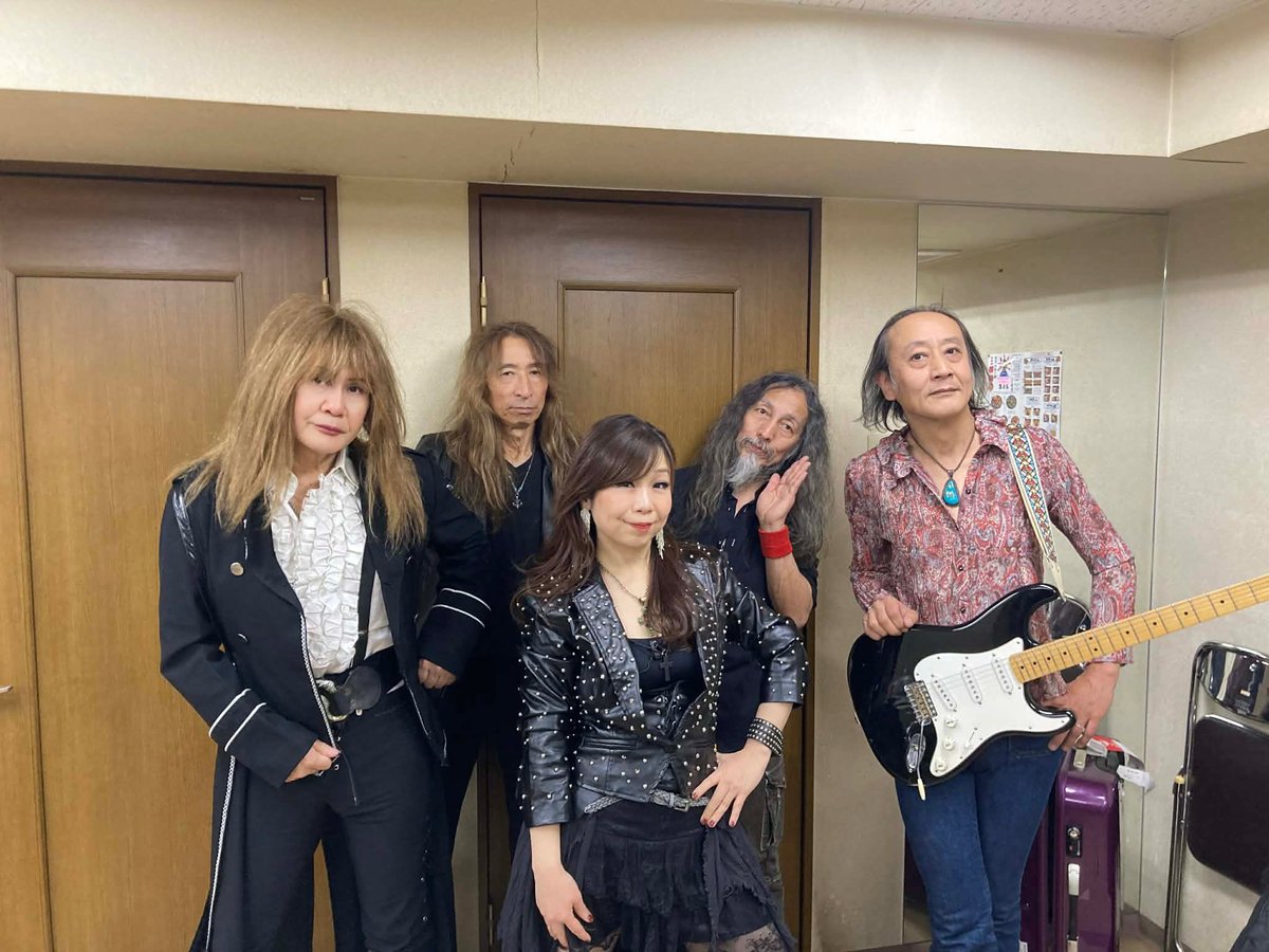 Nosukerock84478's tweet photo. 1/31に行われたFATEGEAR10周年LIVEでドラマーの堀江陸男さん(仙人)とちょっとだけ話す機会がありまして、1stアルバムと4thアルバム持ってますと言ったら"マニア"だねという凄く褒め言葉を貰えました🥰TERRA ROSA🌹も観たいけど
StarlessのLIVEも観てみたいです🔥
#Terrarosa
#Starless https://t.co/1yb2zmyqJz