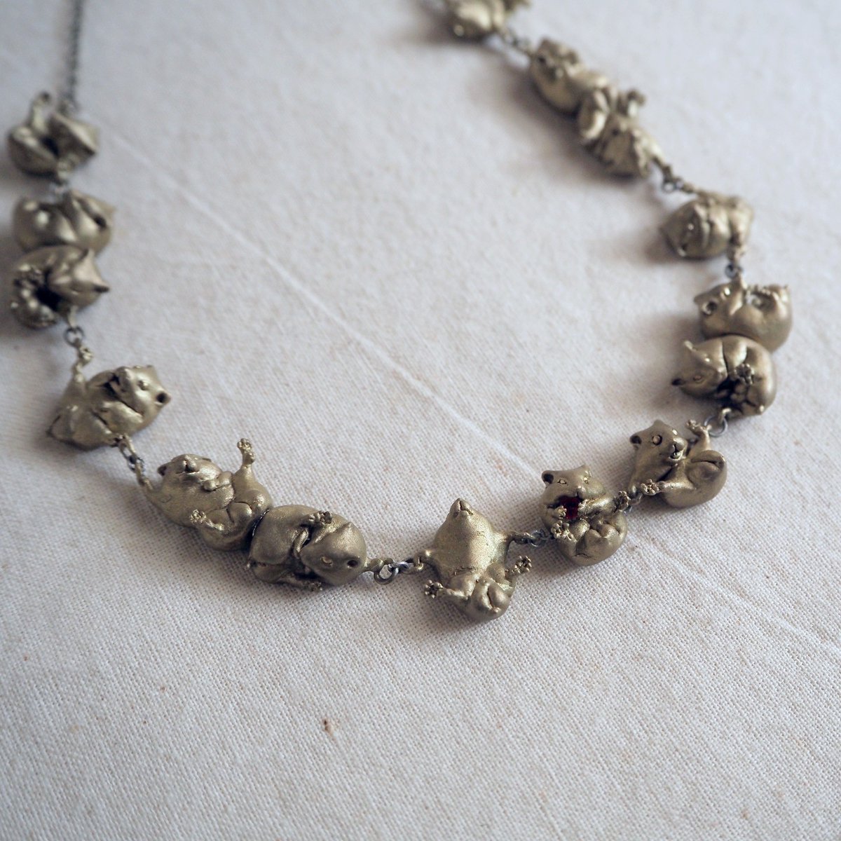 egoさんのネズミの新作ネックレス「ぬけがけ」、こちらはゴールデン