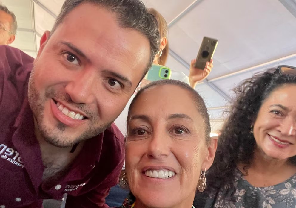 "Así presumía fotos con Sheinbaum el alcalde de Tequila, recién detenido por presuntos vínculos con el CJNG".

Si sabían y aún así se prestaban, mal. Si no sabían a quién estaban postulando, igual.

Como sea, es el poder de la narcopolítica en una imagen.

infobae.com/mexico/2026/02…